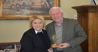 &Sigma;&tau;&omicron;&nu; &Pi;&epsilon;&rho;&iota;&phi;&epsilon;&rho;&epsilon;&iota;ά&rho;&chi;&eta; &Beta;. &Alpha;&iota;&gamma;&alpha;ί&omicron;&upsilon; &eta; &Upsilon;&phi;. &Mu;&epsilon;&tau;&alpha;&nu;ά&sigma;&tau;&epsilon;&upsilon;&sigma;&eta;&sigmaf; &kappa;&alpha;&iota; &Alpha;&sigma;ύ&lambda;&omicron;&upsilon;