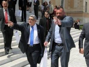 &Kappa;ό&lambda;&alpha;&sigma;&eta; &sigma;&tau;&eta; &Beta;&omicron;&upsilon;&lambda;ή: &Epsilon;ί&sigma;&tau;&epsilon; ό&lambda;&omicron;&iota; &Mu;&alpha;&sigma;ό&nu;&omicron;&iota; &phi;&omega;&nu;ά&zeta;&omicron;&upsilon;&nu; &omicron;&iota; &Chi;&rho;&upsilon;&sigma;&alpha;&upsilon;&gamma;ί&tau;&epsilon;&sigmaf; &beta;&omicron;&upsilon;&lambda;&epsilon;&upsilon;&tau;έ&sigmaf;