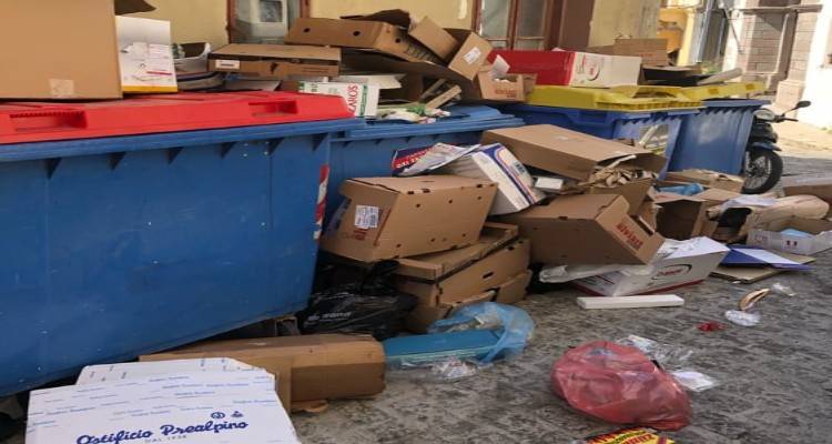 Εικόνες της Μύρινας που δεν κολακεύουν, στην καρδιά του καλοκαιριού