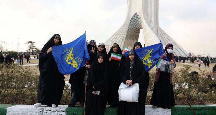 &Delta;&eta;&lambda;&eta;&tau;&eta;&rho;&iota;ά&zeta;&omicron;&upsilon;&nu; &tau;&iota;&sigmaf; &mu;&alpha;&theta;ή&tau;&rho;&iota;&epsilon;&sigmaf; &gamma;&iota;&alpha; &nu;&alpha; &kappa;&lambda;&epsilon;ί&sigma;&omicron;&upsilon;&nu; &tau;&alpha; &sigma;&chi;&omicron;&lambda;&epsilon;ί&alpha; &theta;&eta;&lambda;έ&omega;&nu; &sigma;&tau;&omicron; &Iota;&rho;ά&nu;