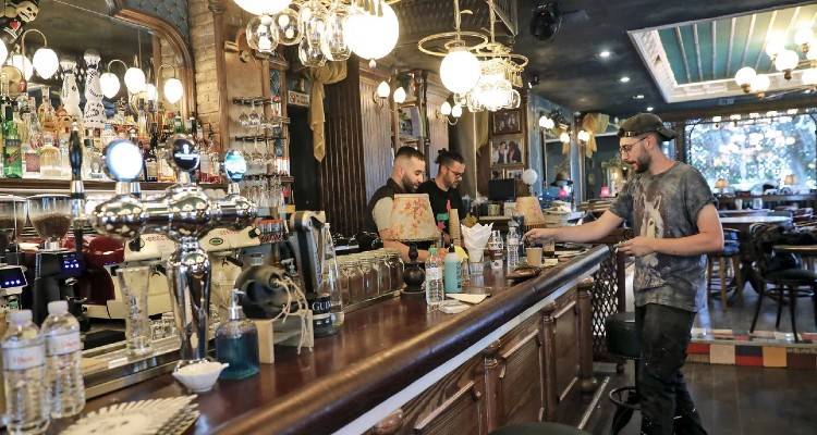 Αρση μέτρων: Οσα αλλάζουν από το Σάββατο | Μουσική στην εστίαση, πιο αργά η απαγόρευση κυκλοφορίας