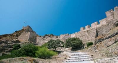 Συνεχίζονται οι εργασίες ανάπλασης στην περιοχή του Κάστρου της Μύρινας