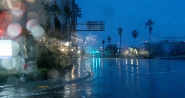 &Eta; &Phi;&lambda;ό&rho;&iota;&nu;&tau;&alpha; &kappa;&rho;&alpha;&tau;ά &tau;&eta;&nu; &alpha;&nu;ά&sigma;&alpha; &tau;&eta;&sigmaf;: &Pi;&lambda;&eta;&sigma;&iota;ά&zeta;&epsilon;&iota; &omicron; &kappa;&upsilon;&kappa;&lambda;ώ&nu;&alpha;&sigmaf; &Mu;ί&lambda;&tau;&omicron;&nu;, &phi;έ&rho;&nu;&omicron;&nu;&tau;&alpha;&sigmaf; &kappa;&alpha;&tau;&alpha;&sigma;&tau;&rho;&omicron;&phi;ή -&laquo;&Gamma;&rho;ά&psi;&tau;&epsilon; ό&nu;&omicron;&mu;&alpha; &sigma;&tau;&omicron; &pi;ό&delta;&iota; &sigma;&alpha;&sigmaf;&raquo;