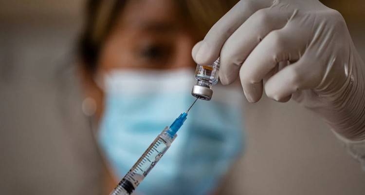 Συναγερμός για τη μετάλλαξη Δέλτα: Τι θα γίνει με τον εμβολιασμό των εφήβων, για ποιους κλάδους θα είναι υποχρεωτικός