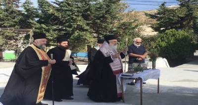 &Sigma;&tau;&omicron;&nu; Ά&gamma;&iota;&omicron; &Epsilon;&upsilon;&sigma;&tau;&rho;ά&tau;&iota;&omicron; &omicron; &Mu;&eta;&tau;&rho;&omicron;&pi;&omicron;&lambda;ί&tau;&eta;&sigmaf; &gamma;&iota;&alpha; &tau;&omicron;&nu; &alpha;&gamma;&iota;&alpha;&sigma;&mu;ό &sigma;&tau;&alpha; &sigma;&chi;&omicron;&lambda;&epsilon;ί&alpha;