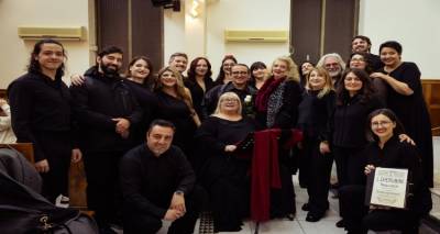 &Eta; &Alpha;&nu;&theta;ή &Gamma;&omicron;&upsilon;&rho;&omicron;&upsilon;&nu;&tau;ή &epsilon;&pi;&iota;&sigma;&tau;&rho;έ&phi;&epsilon;&iota; &mu;&epsilon; &tau;&eta;&nu; &laquo;&Epsilon;&upsilon;&rho;&iota;&pi;ί&delta;&omicron;&upsilon; &Gamma;&eta;&raquo;: Ό&tau;&alpha;&nu; &tau;&omicron; &alpha;&rho;&chi;&alpha;ί&omicron; &delta;&rho;ά&mu;&alpha; &sigma;&upsilon;&nu;&omicron;&mu;&iota;&lambda;&epsilon;ί &mu;&epsilon; &tau;&eta; &sigma;ύ&gamma;&chi;&rho;&omicron;&nu;&eta; &epsilon;&lambda;&lambda;&eta;&nu;&iota;&kappa;ή &mu;&omicron;&upsilon;&sigma;&iota;&kappa;ή