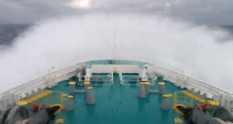 “Μάχη” με τα κύματα για το Πρέβελης πριν φτάσει στη Λήμνο (video)