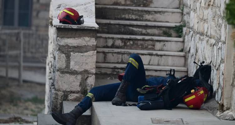 &Phi;&omega;&tau;&iota;ά &sigma;&tau;&eta;&nu; &Alpha;&tau;&tau;&iota;&kappa;ή: &Sigma;&upsilon;&gamma;&kappa;&lambda;&omicron;&nu;ί&zeta;&epsilon;&iota; &eta; &phi;&omega;&tau;&omicron;&gamma;&rho;&alpha;&phi;ί&alpha; &pi;&upsilon;&rho;&omicron;&sigma;&beta;έ&sigma;&tau;&eta; &pi;&omicron;&upsilon; &epsilon;&xi;&alpha;&nu;&tau;&lambda;ή&theta;&eta;&kappa;&epsilon; &alpha;&pi;ό &tau;&eta;&nu; &upsilon;&pi;&epsilon;&rho;&pi;&rho;&omicron;&sigma;&pi;ά&theta;&epsilon;&iota;&alpha;