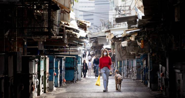 &Kappa;&omicron;&rho;&omega;&nu;&omicron;ϊό&sigmaf;: &Eta; &Epsilon;&upsilon;&rho;ώ&pi;&eta; &epsilon;&pi;ί&kappa;&epsilon;&nu;&tau;&rho;&omicron; &tau;&eta;&sigmaf; &tau;&rho;&alpha;&gamma;&omega;&delta;ί&alpha;&sigmaf; | 10.000 &nu;&epsilon;&kappa;&rho;&omicron;ί, 1.500 &sigma;&epsilon; &mu;ί&alpha; &eta;&mu;έ&rho;&alpha;