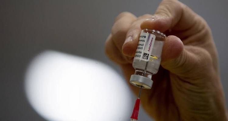 Η Ευρώπη ξεκινά και πάλι τους εμβολιασμούς με AstraZeneca | Ποιες χώρες κάνουν restart, ποιες παρατείνουν την αναστολή