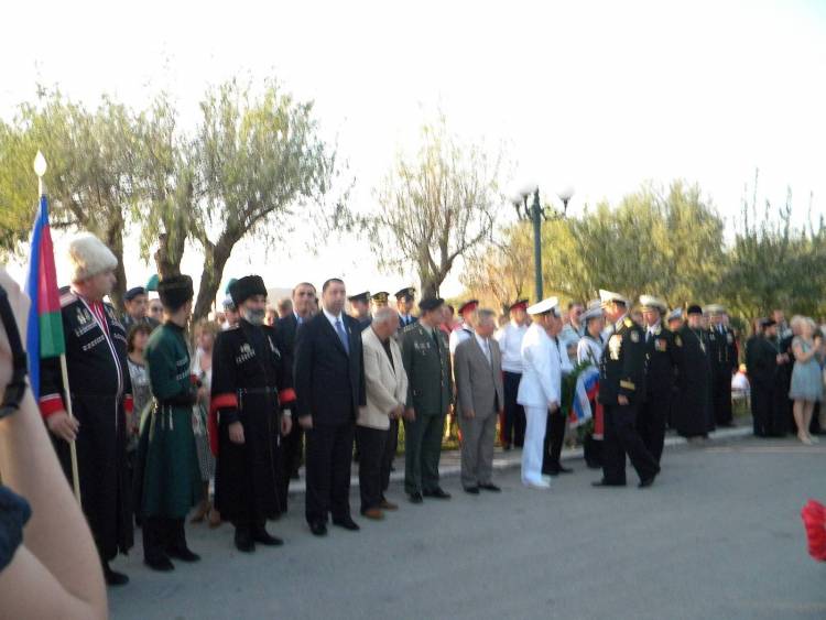 &laquo;&Eta;&mu;έ&rho;&epsilon;&sigmaf; &Rho;&omega;&sigma;&omicron;&epsilon;&lambda;&lambda;&eta;&nu;&iota;&kappa;ή&sigmaf; &Phi;&iota;&lambda;ί&alpha;&sigmaf;&raquo; &kappa;&alpha;&iota; &phi;έ&tau;&omicron;&sigmaf; &sigma;&tau;&eta; &Lambda;ή&mu;&nu;&omicron;