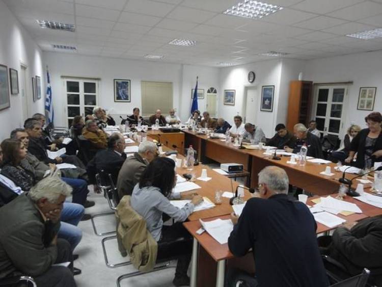 Παραιτήσεις, απειλές και ένταση στο Δημοτικό Συμβούλιο της Τρίτης (Video + Φώτο)