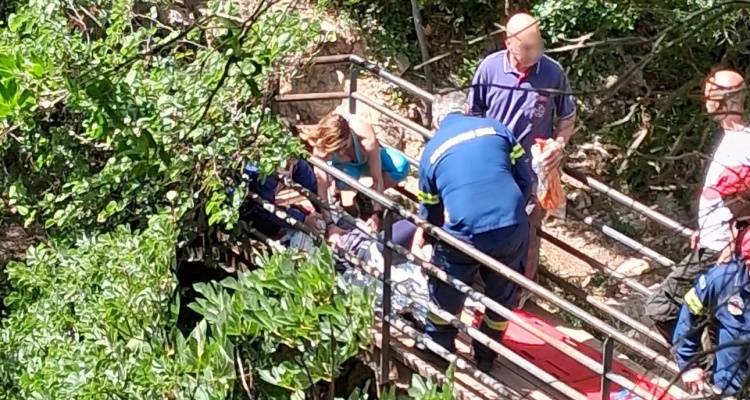 &Tau;&rho;&alpha;&gamma;&omega;&delta;ί&alpha; &sigma;&tau;&eta;&nu; &Eta;&lambda;&epsilon;ί&alpha;: &Nu;&epsilon;&kappa;&rho;ό&sigmaf; &omicron; 4&chi;&rho;&omicron;&nu;&omicron;&sigmaf; &pi;&omicron;&upsilon; έ&pi;&epsilon;&sigma;&epsilon; &sigma;&epsilon; &chi;&alpha;&rho;ά&delta;&rho;&alpha; &mu;&alpha;&zeta;ί &mu;&epsilon; &tau;&omicron;&nu; &pi;&alpha;&tau;έ&rho;&alpha; &tau;&omicron;&upsilon; &sigma;&tau;&eta; &Nu;έ&delta;&alpha;