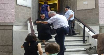 Ουρές και μικρό εντάσεις το πρωί στις τράπεζες της Λήμνου | Διακριτική παρουσία της αστυνομίας (photos)