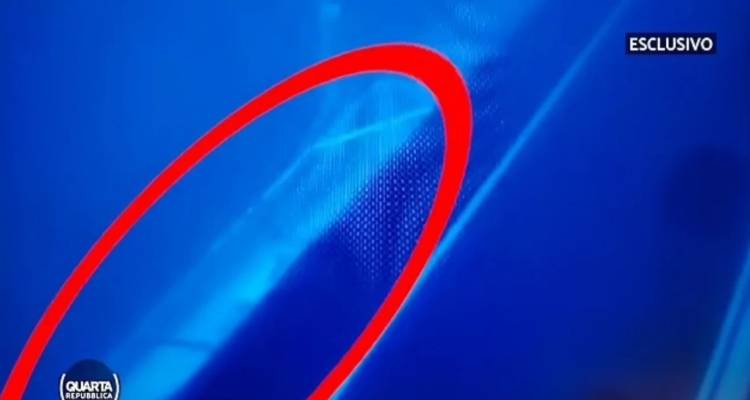 &Omicron; &upsilon;&gamma;&rho;ό&sigmaf; &tau;ά&phi;&omicron;&sigmaf; &tau;&omicron;&upsilon; Bayesian: &Omicron;&iota; &pi;&rho;ώ&tau;&epsilon;&sigmaf; &phi;&omega;&tau;ό &tau;&omicron;&upsilon; &sigma;&kappa;ά&phi;&omicron;&upsilon;&sigmaf; &sigma;&tau;&omicron;&nu; &beta;&upsilon;&theta;ό &sigma;&epsilon; &beta;ά&theta;&omicron;&sigmaf; 50 &mu;. -&Eta; &pi;&lambda;&epsilon;&upsilon;&rho;ά ό&pi;&omicron;&upsilon; &beta;&rho;έ&theta;&eta;&kappa;&alpha;&nu; &omicron;&iota; &sigma;&omicron;&rho;&omicron;ί