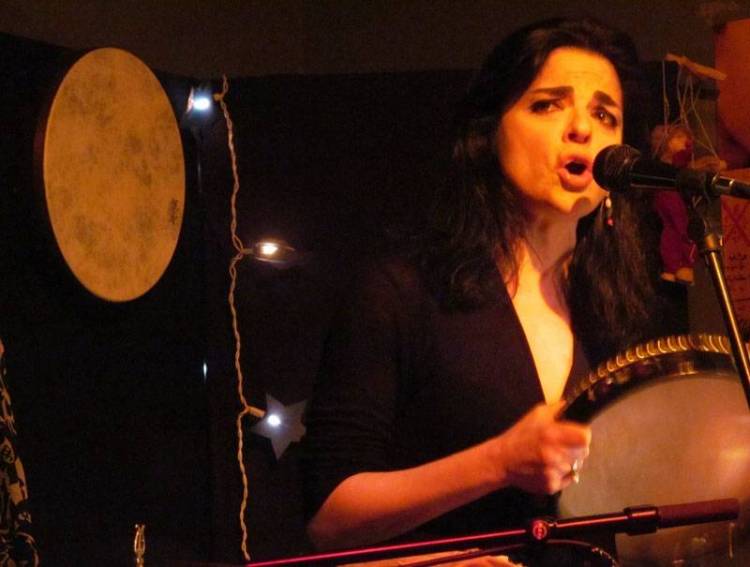 &laquo;&Alpha;&sigmaf; &theta;&upsilon;&mu;&eta;&theta;&omicron;ύ&mu;&epsilon; &chi;&omega;&rho;ί&sigmaf; &nu;&omicron;&sigma;&tau;&alpha;&lambda;&gamma;ί&alpha;&raquo;  &Mu;&omicron;&upsilon;&sigma;&iota;&kappa;&omicron;&theta;&epsilon;&alpha;&tau;&rho;&iota;&kappa;ή &pi;&alpha;&rho;ά&sigma;&tau;&alpha;&sigma;&eta; &mu;&epsilon; &tau;&eta;&nu; &Mu;ά&nu;&iota;&alpha; &Pi;&alpha;&pi;&alpha;&delta;&eta;&mu;&eta;&tau;&rho;ί&omicron;&upsilon;