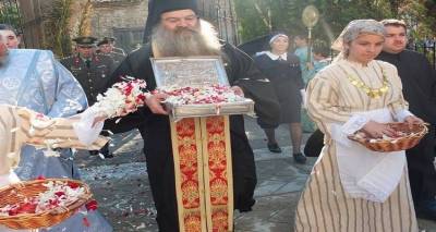 Με λαμπρότητα και θρησκευτική ευλάβεια υποδέχθηκε ο Μούδρος το Τίμιο Ξύλο από το Άγιο Όρος (photos)