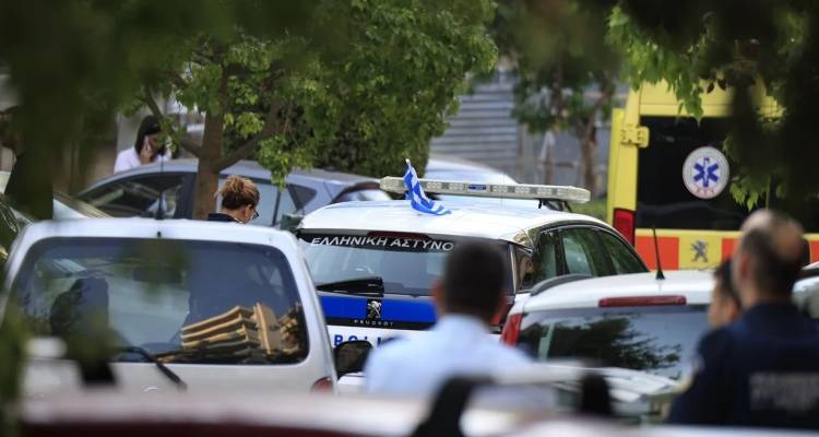 &Gamma;&upsilon;&nu;&alpha;&iota;&kappa;&omicron;&kappa;&tau;&omicron;&nu;ί&alpha; &pi;ί&sigma;&omega; &alpha;&pi;ό &tau;&eta;&nu; &tau;&rho;&alpha;&gamma;&omega;&delta;ί&alpha; &sigma;&tau;&eta; &Nu;έ&alpha; &Sigma;&mu;ύ&rho;&nu;&eta;: Έ&sigma;&tau;&eta;&sigma;&epsilon; &kappa;&alpha;&rho;&tau;έ&rho;&iota; έ&xi;&omega; &alpha;&pi;ό &tau;&omicron; &sigma;&pi;ί&tau;&iota;, &tau;&eta;&nu; &sigma;&kappa;ό&tau;&omega;&sigma;&epsilon; &kappa;&alpha;&iota; &mu;&epsilon;&tau;ά &alpha;&upsilon;&tau;&omicron;&kappa;&tau;ό&nu;&eta;&sigma;&epsilon;