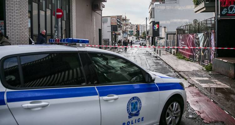&Gamma;&kappa;ά&zeta;&iota;: &Omicron;&iota; 3 &Kappa;&rho;&eta;&tau;&iota;&kappa;&omicron;ί &tau;&sigma;&alpha;&kappa;ώ&theta;&eta;&kappa;&alpha;&nu; &mu;&epsilon; &tau;&omicron;&upsilon;&sigmaf; &epsilon;&pi;&iota;&beta;&alpha;ί&nu;&omicron;&nu;&tau;&epsilon;&sigmaf; &tau;&omicron;&upsilon; &tau;&zeta;&iota;&pi; -&Kappa;&alpha;&tau;έ&beta;&eta;&kappa;&alpha;&nu;, &tau;&omicron;&upsilon;&sigmaf; &chi;&tau;ύ&pi;&eta;&sigma;&alpha;&nu; &kappa;&alpha;&iota; &tau;&omicron;&upsilon;&sigmaf; &pi;&upsilon;&rho;&omicron;&beta;ό&lambda;&eta;&sigma;&alpha;&nu;