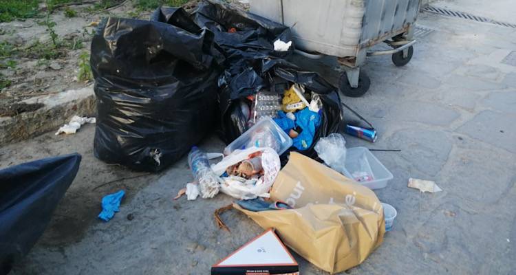 Μύρινα: Πώς να μετατρέψεις τη γειτονιά σου σε σκουπιδότοπο!