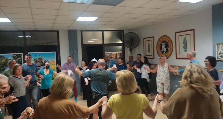 Ισραηλινοί τουρίστες γίνονται ένα με τα μέλη του ΧΟΛ Ήφαιστος, χορεύουν και τραγουδούν στο ρυθμό του «Ντιρλαντά»