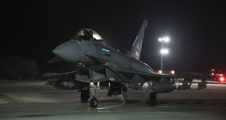 &Eta;&Pi;&Alpha; &kappa;&alpha;&iota; &Beta;&rho;&epsilon;&tau;&alpha;&nu;ί&alpha; &beta;&omicron;&mu;&beta;ά&rho;&delta;&iota;&sigma;&alpha;&nu; &delta;&epsilon;&kappa;ά&delta;&epsilon;&sigmaf; &epsilon;&gamma;&kappa;&alpha;&tau;&alpha;&sigma;&tau;ά&sigma;&epsilon;&iota;&sigmaf; &tau;&omega;&nu; &alpha;&nu;&tau;&alpha;&rho;&tau;ώ&nu; &Chi;&omicron;ύ&theta;&iota; &sigma;&tau;&eta;&nu; &Upsilon;&epsilon;&mu;έ&nu;&eta;