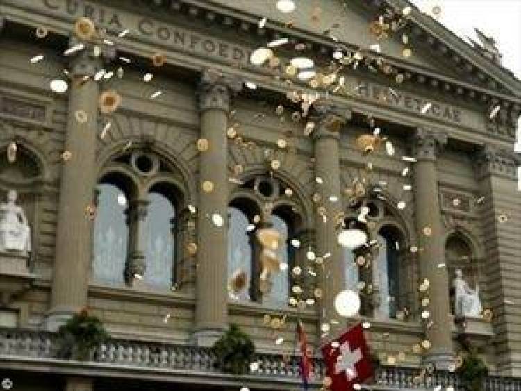 Οι Ελβετοί ψηφίζουν για βασικό μισθό 2000 ευρώ