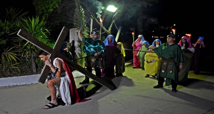 Ζωντάνεψε το Θείο Δράμα στον Μούδρο: Συγκίνηση στην περιφορά του Επιταφίου από τα παιδιά και τους νέους του χωριού