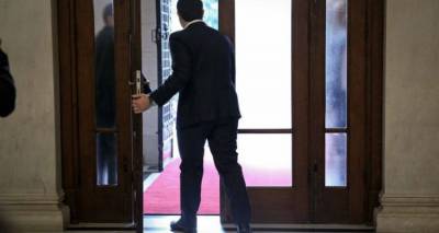 &Kappa;&rho;ί&sigma;&iota;&mu;&epsilon;&sigmaf; &delta;&iota;&alpha;&beta;&omicron;&upsilon;&lambda;&epsilon;ύ&sigma;&epsilon;&iota;&sigmaf; &epsilon;&nu;ό&psi;&epsilon;&iota; Eurogroup: &Sigma;ή&mu;&epsilon;&rho;&alpha; &eta; &sigma;&upsilon;&nu;ά&nu;&tau;&eta;&sigma;&eta; &Tau;&sigma;ί&pi;&rho;&alpha; - &Lambda;&epsilon; &Mu;&epsilon;&rho;