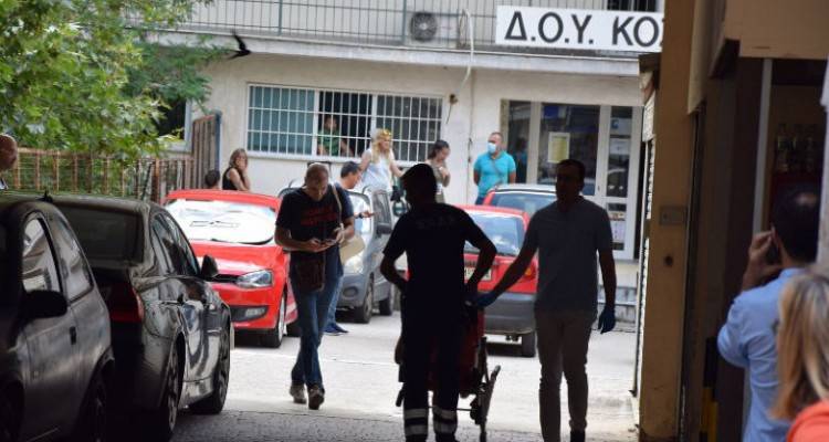 Κοζάνη: Πώς έκανε την επίθεση ο δράστης | Εβγαλε το τσεκούρι και χτυπούσε με μανία τους υπαλλήλους