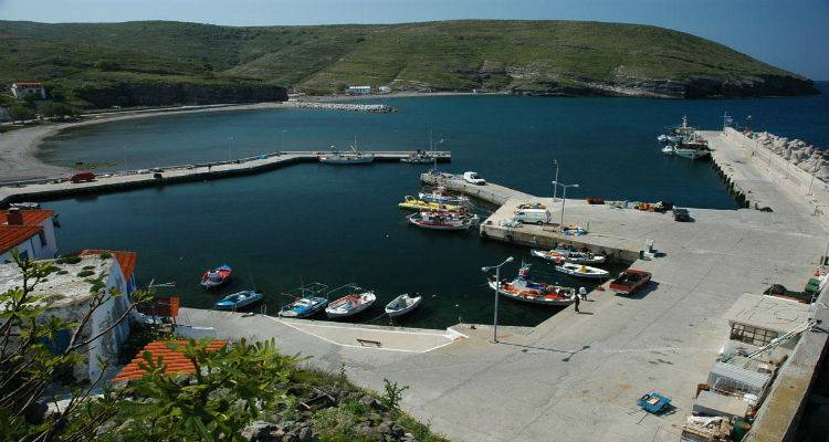 &Delta;ή&mu;&alpha;&rho;&chi;&omicron;&sigmaf; &Alpha;&gamma;. &Epsilon;&upsilon;&sigma;&tau;&rho;&alpha;&tau;ί&omicron;&upsilon;: &laquo;&Kappa;&alpha;&nu;έ&nu;&alpha;&sigmaf; &delta;&epsilon;&nu; &mu;&pi;&omicron;&rho;&epsilon;ί &nu;&alpha; &mu;&alpha;&sigmaf; &delta;&iota;ώ&xi;&epsilon;&iota; &alpha;&pi;ό &tau;&omicron; &nu;&eta;&sigma;ί &mu;&alpha;&sigmaf;&raquo; | &Delta;&iota;&alpha;&mu;&alpha;&rho;&tau;&upsilon;&rho;ί&alpha; &gamma;&iota;&alpha; &tau;&eta;&nu; &alpha;&kappa;&tau;&omicron;&pi;&lambda;&omicron;ϊ&kappa;ή &sigma;&upsilon;&gamma;&kappa;&omicron;&iota;&nu;&omega;&nu;ί&alpha;