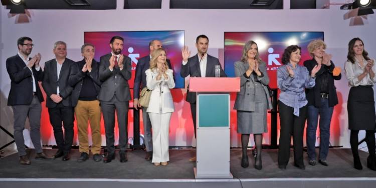 &Eta; &Nu;έ&alpha; &Alpha;&rho;&iota;&sigma;&tau;&epsilon;&rho;ά &sigma;&upsilon;&gamma;&kappa;&rho;&omicron;&tau;&epsilon;ί&tau;&alpha;&iota; &sigma;&epsilon; &kappa;ό&mu;&mu;&alpha; | &Tau;&omicron; &kappa;ά&lambda;&epsilon;&sigma;&mu;&alpha; &sigma;&tau;&omicron;&upsilon;&sigmaf; &pi;&omicron;&lambda;ί&tau;&epsilon;&sigmaf;