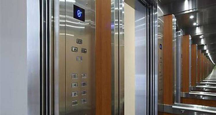 &Tau;&rho;&alpha;&gamma;&omega;&delta;ί&alpha; &sigma;&tau;&eta; &Lambda;ά&rho;&iota;&sigma;&alpha;: &Pi;έ&theta;&alpha;&nu;&epsilon; &eta;&lambda;&iota;&kappa;&iota;&omega;&mu;έ&nu;&eta; &pi;&omicron;&upsilon; &epsilon;&gamma;&kappa;&lambda;&omega;&beta;ί&sigma;&tau;&eta;&kappa;&epsilon; &sigma;&epsilon; &alpha;&sigma;&alpha;&nu;&sigma;έ&rho;