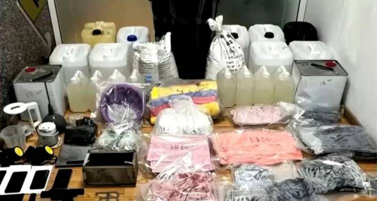 &Mu;&epsilon;&nu;ί&delta;&iota;: &Delta;&iota;&epsilon;&theta;&nu;έ&sigmaf; &kappa;ύ&kappa;&lambda;&omega;&mu;&alpha; έ&phi;&epsilon;&rho;&nu;&epsilon; &kappa;&omicron;&kappa;&alpha;ΐ&nu;&eta; &mu;έ&sigma;&alpha; &sigma;&epsilon; &rho;&omicron;ύ&chi;&alpha; &alpha;&pi;ό &tau;&omicron; &Epsilon;&kappa;&omicron;&upsilon;&alpha;&delta;ό&rho; -&Tau;έ&sigma;&sigma;&epsilon;&rho;&iota;&sigmaf; &sigma;&upsilon;&lambda;&lambda;ή&psi;&epsilon;&iota;&sigmaf;, έ&nu;&alpha;&sigmaf; &kappa;&alpha;&tau;&alpha;&zeta;&eta;&tau;&omicron;ύ&mu;&epsilon;&nu;&omicron;&sigmaf;