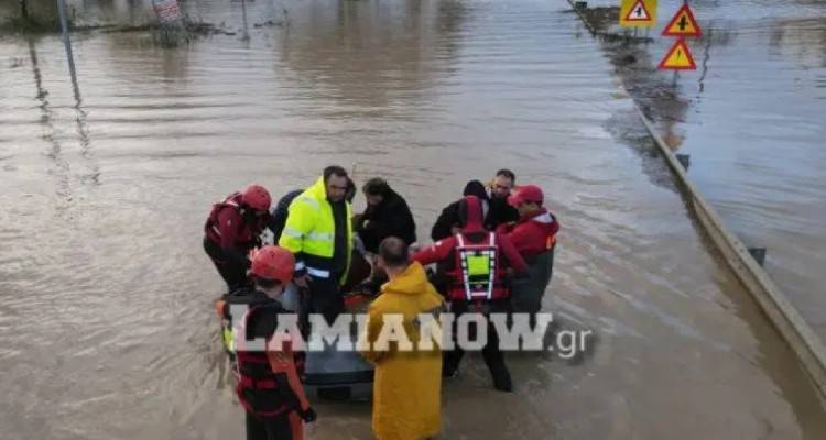 Κακοκαιρία: Σώζουν κόσμο με βάρκες στα χωριά της Λαμίας, υπερχείλισε ο Σπερχειός