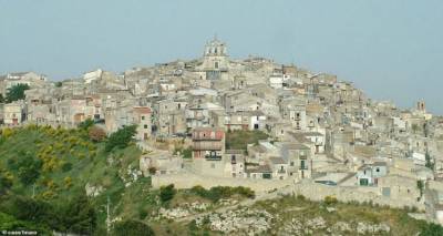 &Alpha;&rho;&chi;&omicron;&nu;&tau;&iota;&kappa;ά &mu;&epsilon;... έ&nu;&alpha; &epsilon;&upsilon;&rho;ώ &sigma;&tau;&eta;&nu; &Iota;&tau;&alpha;&lambda;ί&alpha;