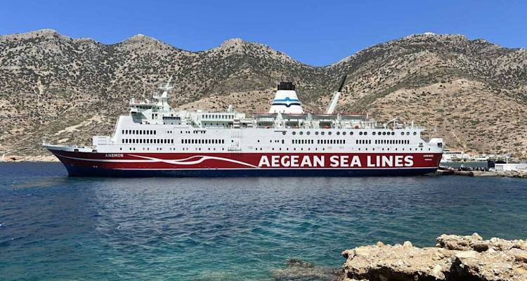 Λίγες μέρες πριν ξεκινήσει δρομολόγια το «Άνεμος», δύτης επιθεώρησε το λιμάνι του Αγίου Ευστρατίου