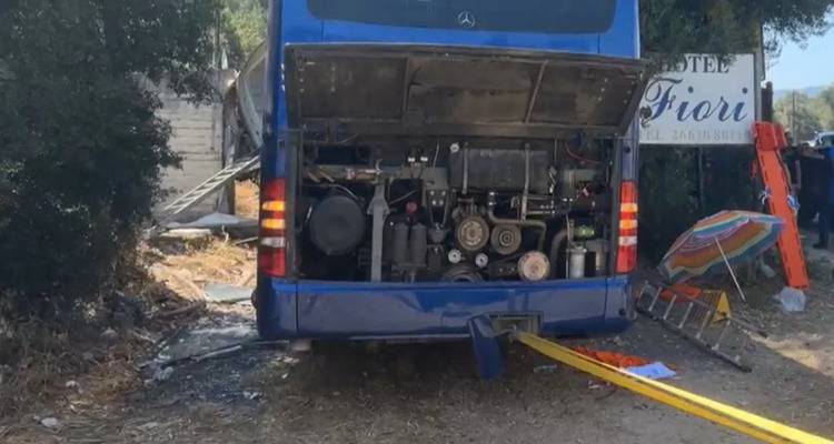 Τραγωδία στην Κέρκυρα: 1,5 ώρα διήρκεσε η επιχείρηση απεγκλωβισμού επιβατών - Μέρος του λεωφορείου σφηνώθηκε στο φορτηγό