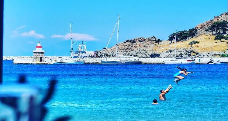&Phi;ώ&tau;&omicron;: &Pi;ά&rho;&iota;&sigmaf; &Pi;&alpha;&pi;&alpha;&lambda;&iota;ά&sigmaf; 