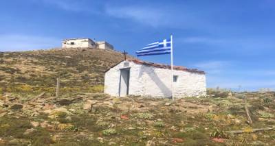 Με βάρκες στο ξωκλήσι της Αγιάς Φωτίδας στο Κόμπι
