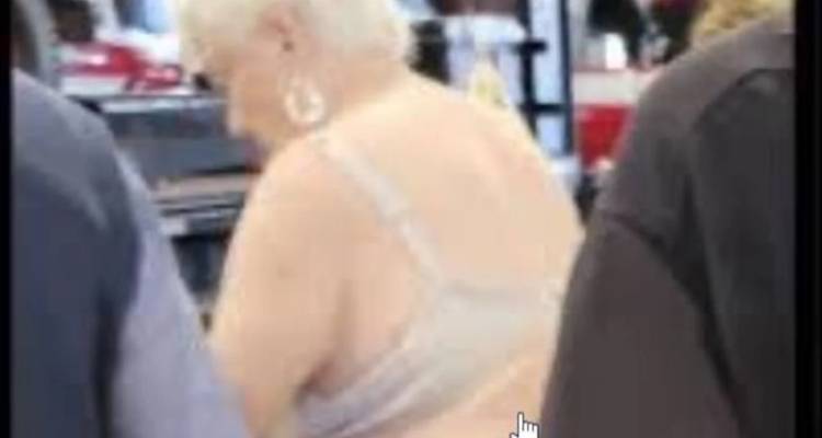 &Alpha;&mu;&epsilon;&rho;&iota;&kappa;&alpha;&nu;&iota;&kappa;έ&sigmaf; &epsilon;&kappa;&lambda;&omicron;&gamma;έ&sigmaf;: &Omicron;&pi;&alpha;&delta;ό&sigmaf; &tau;&omicron;&upsilon; &Tau;&rho;&alpha;&mu;&pi; &pi;έ&tau;&alpha;&xi;&epsilon; &tau;&eta;&nu; &mu;&pi;&lambda;&omicron;ύ&zeta;&alpha; &kappa;&alpha;&iota; έ&mu;&epsilon;&iota;&nu;&epsilon; &mu;&epsilon; &tau;&omicron; &sigma;&omicron;&upsilon;&tau;&iota;έ&nu; &gamma;&iota;&alpha; &nu;&alpha; &psi;&eta;&phi;ί&sigma;&epsilon;&iota; -&Tau;&iota; &sigma;&upsilon;&nu;έ&beta;&eta;