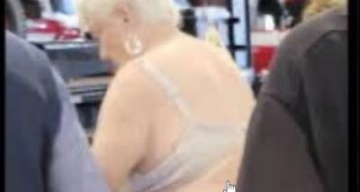 Αμερικανικές εκλογές: Οπαδός του Τραμπ πέταξε την μπλούζα και έμεινε με το σουτιέν για να ψηφίσει -Τι συνέβη