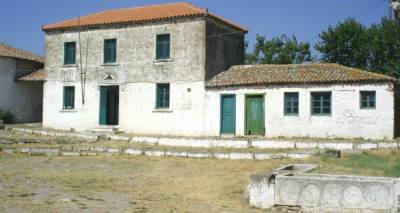 &Alpha;&nu;&tau;&iota;&delta;&rho;ά &eta; &Lambda;&Alpha;.&Sigma;. &Lambda;ή&mu;&nu;&omicron;&upsilon; &gamma;&iota;&alpha; &tau;&omicron; &Pi;&alpha;&lambda;&lambda;&eta;&mu;&nu;&iota;&alpha;&kappa;ό &Tau;&alpha;&mu;&epsilon;ί&omicron;: &laquo;&Alpha;&rho;&kappa;&epsilon;&tau;ό &kappa;&omicron;&upsilon;&rho;&nu;&iota;&alpha;&chi;&tau;ό έ&chi;&omicron;&upsilon;&nu; &sigma;&eta;&kappa;ώ&sigma;&epsilon;&iota; &tau;&alpha; &mu;έ&lambda;&eta; &tau;&omicron;&upsilon; &Sigma;&Upsilon;&Rho;&Iota;&Zeta;&Alpha;&raquo;