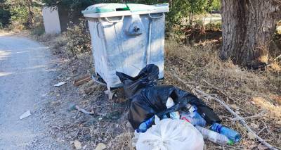 Στήλη των Αναγνωστών: «Εικόνα λίγο έξω από την Μύρινα…Εν τω μεταξύ ο κάδος είναι μισοάδειος!