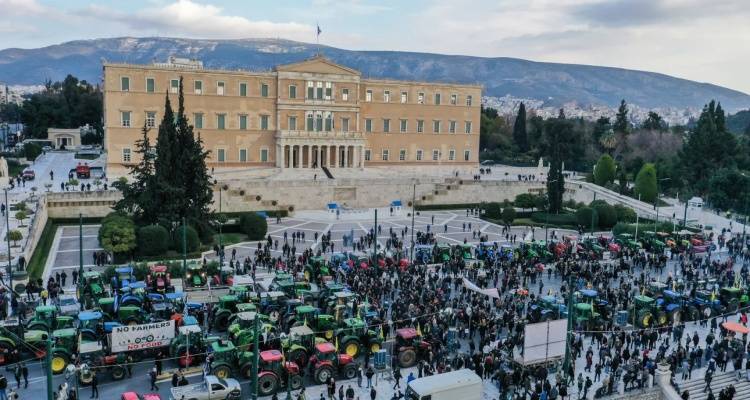 &Kappa;&alpha;&tau;έ&kappa;&lambda;&upsilon;&sigma;&alpha;&nu; &tau;&omicron; &kappa;έ&nu;&tau;&rho;&omicron; &tau;&eta;&sigmaf; &Alpha;&theta;ή&nu;&alpha;&sigmaf; &omicron;&iota; &alpha;&gamma;&rho;ό&tau;&epsilon;&sigmaf; &mu;&epsilon; &tau;&rho;&alpha;&kappa;&tau;έ&rho; | &Sigma;&tau;&iota;&sigmaf; 18:30 &tau;&omicron; &sigma;&upsilon;&lambda;&lambda;&alpha;&lambda;&eta;&tau;ή&rho;&iota;&omicron;, &delta;&epsilon;ί&tau;&epsilon; &phi;&omega;&tau;ό &kappa;&alpha;&iota; &beta;ί&nu;&tau;&epsilon;&omicron;