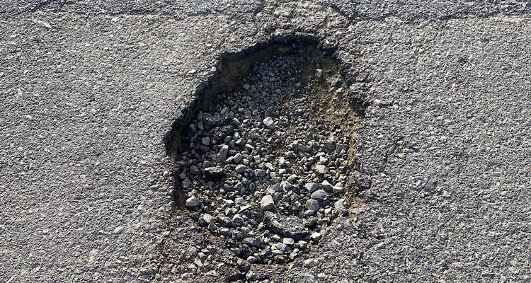 Λακούβα - παγίδα στην είσοδο για Κότσινα | Κίνδυνος για τους διερχόμενους οδηγούς δικύκλων