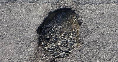 Λακούβα - παγίδα στην είσοδο για Κότσινα | Κίνδυνος για τους διερχόμενους οδηγούς δικύκλων