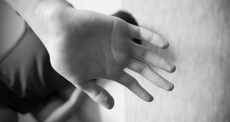 Φρίκη στη Ρόδο: Προφυλακίστηκε ο 55χρονος που βίαζε την κόρη του | Γέννησε το παιδί του