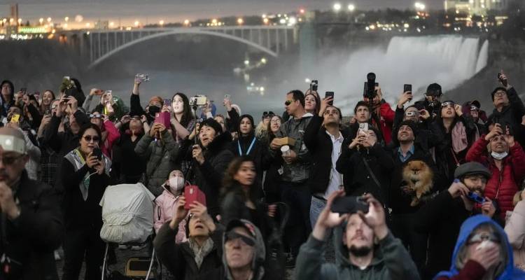 &Omicron;&lambda;&iota;&kappa;ή έ&kappa;&lambda;&epsilon;&iota;&psi;&eta; &Eta;&lambda;ί&omicron;&upsilon;: &Mu;&alpha;&gamma;&iota;&kappa;έ&sigmaf; &epsilon;&iota;&kappa;ό&nu;&epsilon;&sigmaf;, &pi;&lambda;&alpha;&nu;&eta;&tau;&iota;&kappa;ό &sigma;ό&omicron;&upsilon; &sigma;&tau;&omicron;&nu; &omicron;&upsilon;&rho;&alpha;&nu;ό, &alpha;&pi;ί&sigma;&tau;&epsilon;&upsilon;&tau;&epsilon;&sigmaf; &phi;&omega;&tau;ό &kappa;&alpha;&iota; &beta;ί&nu;&tau;&epsilon;&omicron;