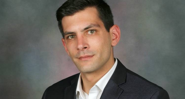 &Mu;&epsilon; έ&nu;&alpha; &laquo;&Pi;&lambda;&alpha;&tau;ύ&raquo; &chi;&alpha;&mu;ό&gamma;&epsilon;&lambda;&omicron;: &Omicron; &Kappa;&omega;&nu;/&nu;&omicron;&sigmaf; &Sigma;&iota;&nu;ά&nu;&eta;&sigmaf; &alpha;&nu;&alpha;&kappa;&omicron;ί&nu;&omega;&sigma;&epsilon; &tau;&eta;&nu; &upsilon;&pi;&omicron;&psi;&eta;&phi;&iota;ό&tau;&eta;&tau;ά &tau;&omicron;&upsilon; &gamma;&iota;&alpha; &tau;&eta;&nu; &Tau;.&Kappa;. &Pi;&lambda;&alpha;&tau;έ&omicron;&sigmaf;